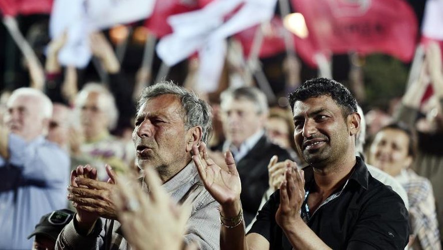 Des immigrants applaudissent le parti Syriza lors d'un rassemblement de campagne à Athènes le 16 mai 2014