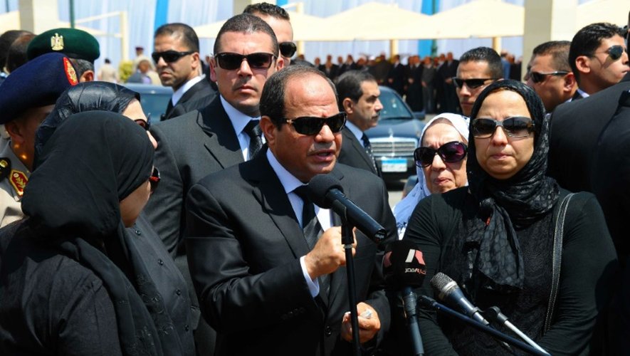Le président égyptien Abdel Fattah al-Sisi entouré de la famille du procureur Hisham Barakat, tué dans un attentat, lors de ses obsèques le 30 juin 2015 au Caire