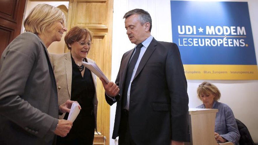 Le président par intérim de l'UDI Yves Jégo (droite) discute avec Marielle de Sarnez (gauche), vice-président du Modem, le 5 mai 2014 à Paris