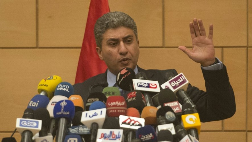 Le ministre égyptien de l'Aviation Sherif Fathy lors d'une conférence de presse le 19 mai 2016 au Caire