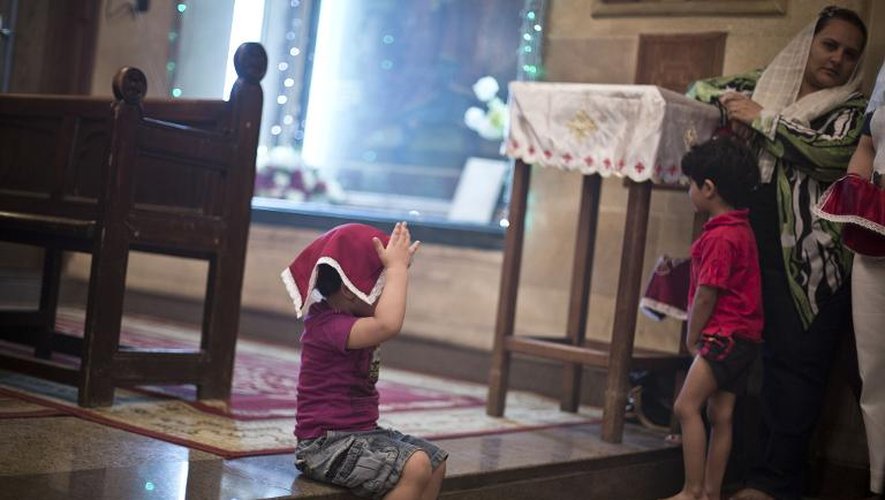 Des enfants chrétiens coptes égyptiens lors d'une messe à l'église de la vierge Marie le 16 mai 2014 au Caire