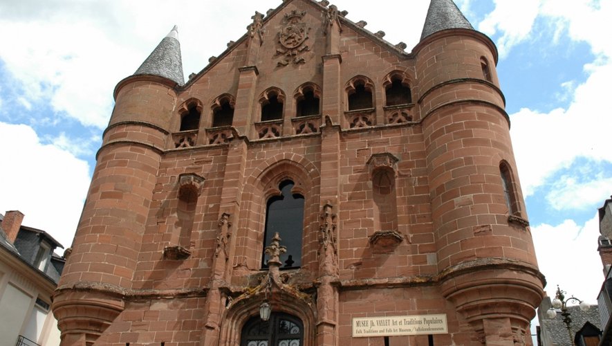 L’ancienne église Saint-Jean, bâtie au XVe siècle abrite les musées du scaphandre et celui des traditions populaires Joseph-Vaylet.
