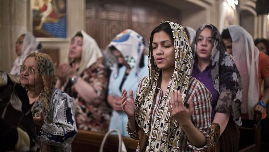 Des chrétiens coptes égyptiens lors d'une messe à l'église de la vierge Marie le 16 mai 2014 au Caire