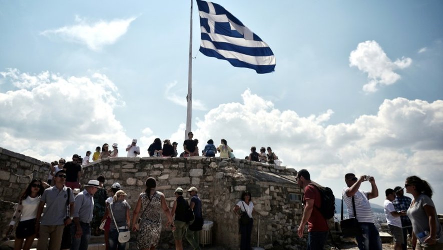 Des touristes visitent l'acropole à Athènes le 30 juin 2015
