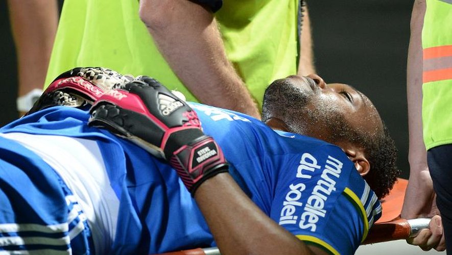 Le gardien français de l'Olympique de Marseille Steve Mandanda évacué sur civière après un choc avec le Guingampais Yatabaré lors de OM-Guingamp en Ligue 1 le 17 mai 2014 à Marseille