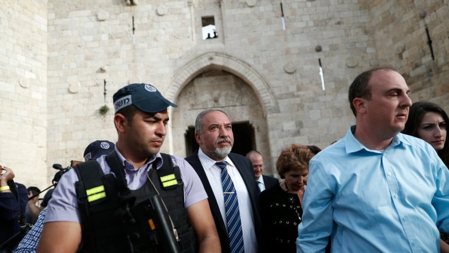 L'ultranationaliste Avigdor Lieberman (c), à la tête du parti d'extrême-droite israëlien Beytenou, est entouré par les forces de sécurité lors d'une visite du centre historique de Jérusalem le 9 mars 2016