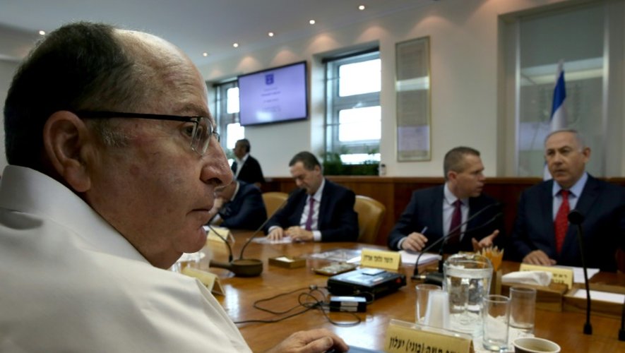 Le ministre de la Défense israëlien Moshé Yaalon (g) lors de la réunion hebdomadaire du cabinet ministériel dirigé par Benjamin Netanyahu (d) à Jérusalem le 10 avril 2016