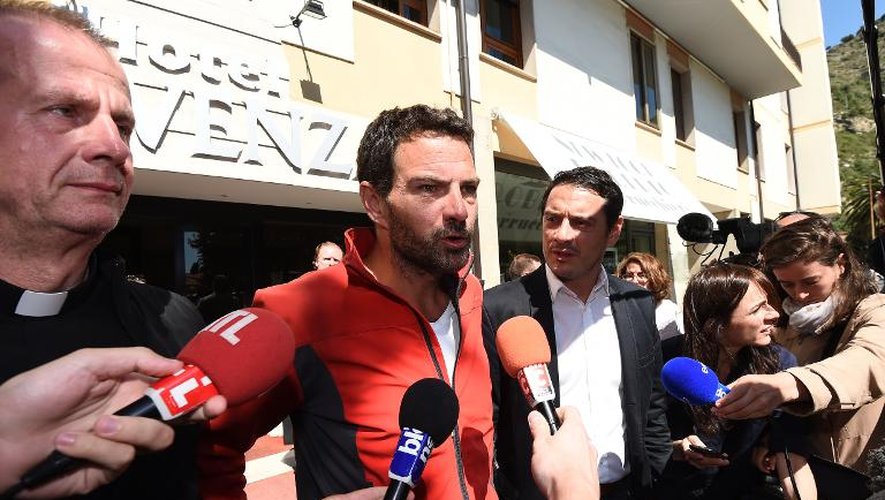 L'ex-trader de la Société générale Jérôme Kerviel s'adresse aux journalistes, devant son hôtel, à Vintimille, en Italie, le 18 mai 2014