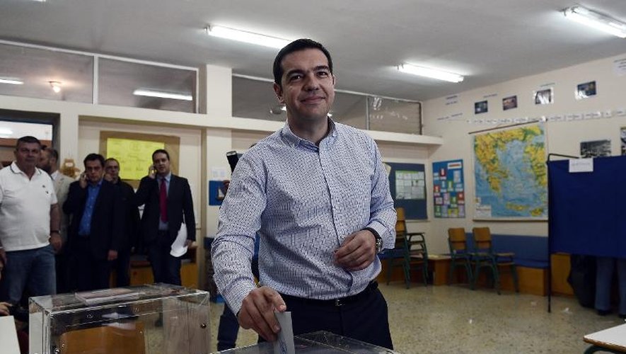 Le leader du parti grec de la gauche radicale Syriza Alexis Tsipras vote pour les élections locales à Athènes le 18 mai 2014