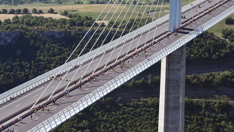 15000 coureurs euphoriques qui ont pris le départ depuis le centre-ville de Millau pour l'édition 2014 de la course Eiffage du viaduc de Millau.