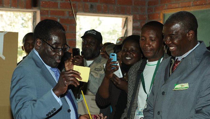Le président zimbabwéen Robert Mugabe vote à Harare, le 31 juillet 21013