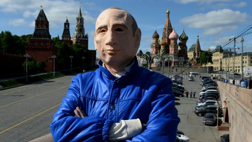 L'artiste russe Roman Roslovtsev porte un masque à l'effigie de Vladimir Poutine, dans le centre de Moscou le 12 mai 2016