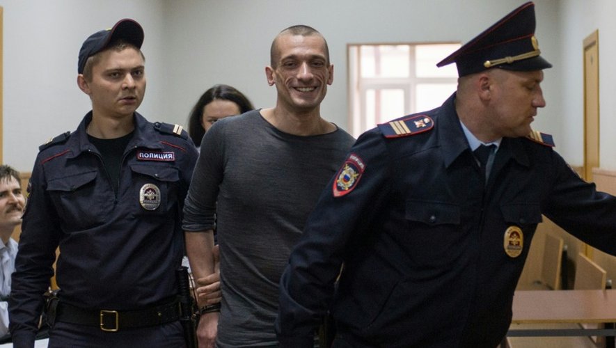 L'artiste russe Piotr Pavlenski escorté par des policiers avant son procès au tribunal de Moscou le 18 mai 2016
