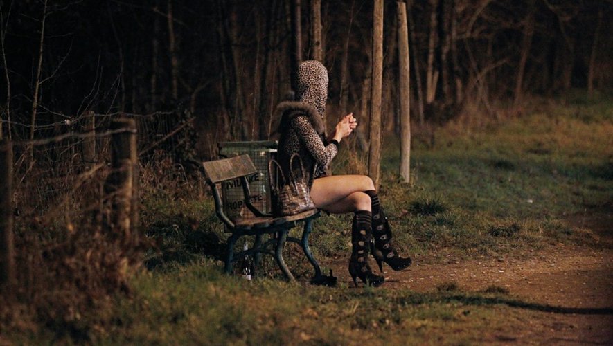 Une prostituée attend des clients dans le Bois de Boulogne le 2 mars 2012 à Paris