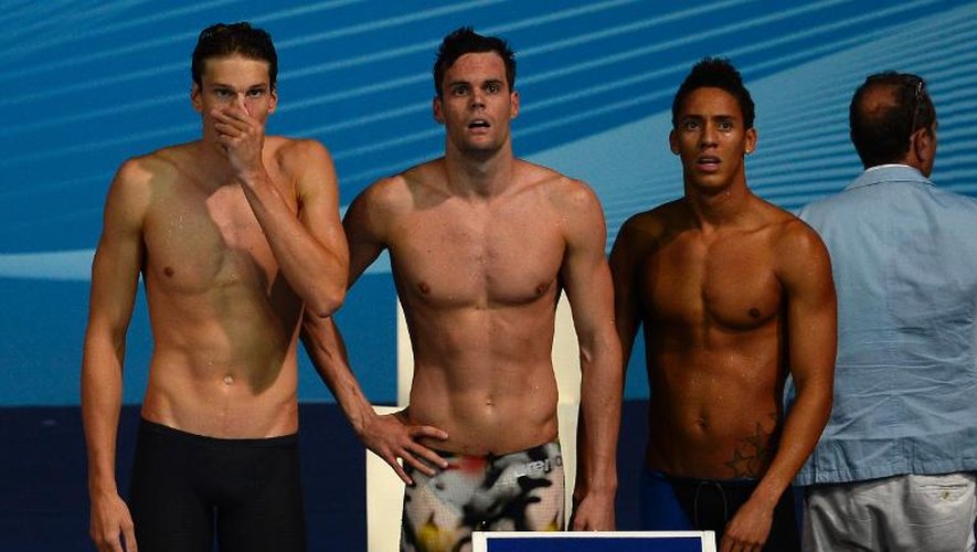 Le relais français composé de Yannick Agnel, Grégory Mallet et Lorys Bourelly (manque Jérémy Stravius, dans l'eau), les yeux rivés sur les résultats du 4x200 m nage libre, en finale des Mondiaux-2013 à Barcelone, le 2 août.