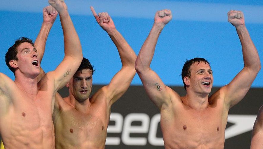Les nageurs américains Ryan Lochte, Conor Dwyer et Charles Gipson célèbrent leur victoire sur 4x200 m nage libre en finale des Mondiaux-2013 à Barcelone.