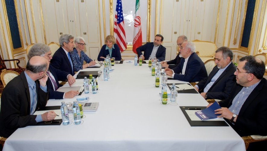 Le Secrétaire d'Etat John Kerry face au ministre iranien des Affaires étrangères Javad Zarif lors d'une réunion le 1er juillet 2015 à Vienne