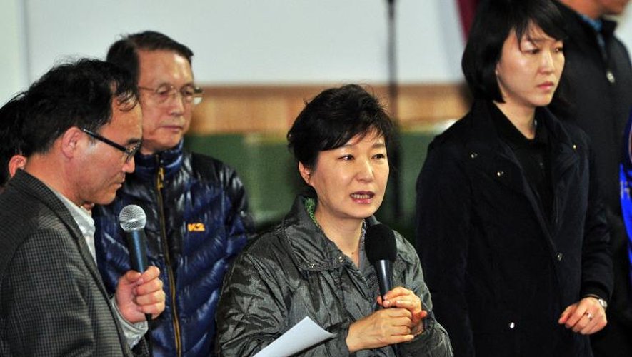 La présidente sud-coréenne Park Geun-Hye (c) s'exprime devant les familles des victimes du naufrage du ferry Sewol, le 17 avril 2014 à Jindo