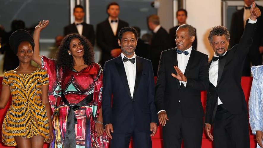 L'équipe du film "Timbuktu" du mauritanien Abderrahmane Sissako(2e d), lors de sa présentation le 15 mai 2014 au 67e festival de Cannes