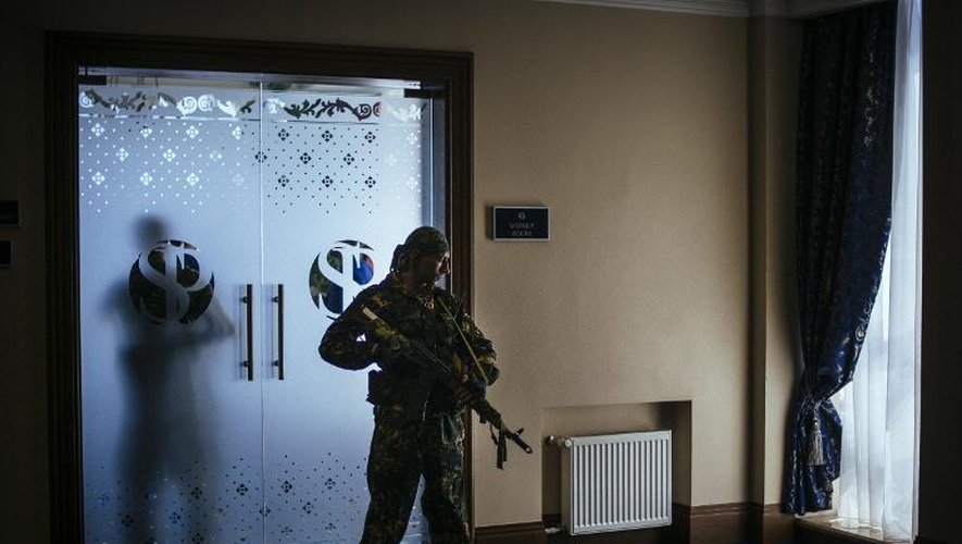 Un militant armé pro russe à Donetsk le 17 mai 2014