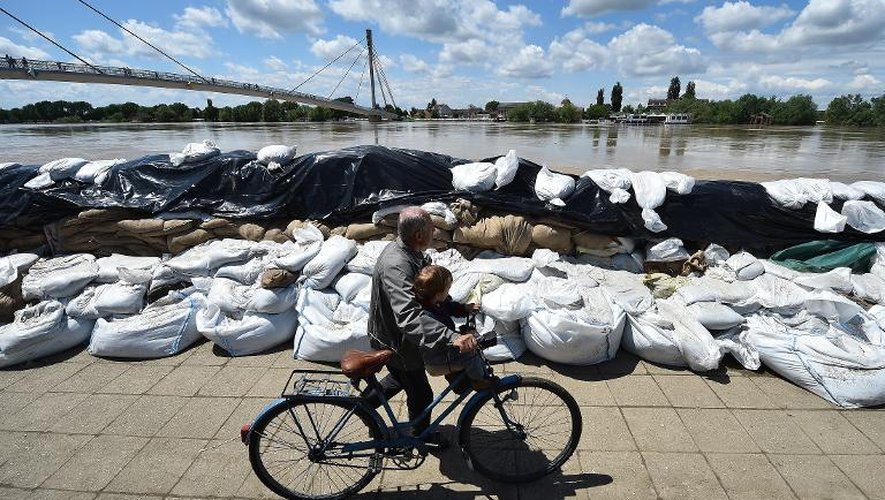 Des sacs de sable constituent des barrages de fortune sur les rives du fleuve Sava dans la ville serbe de Sremska Mitrovica, à 70 kilomètres à l'ouest de Belgrade, le 18 mai 2014