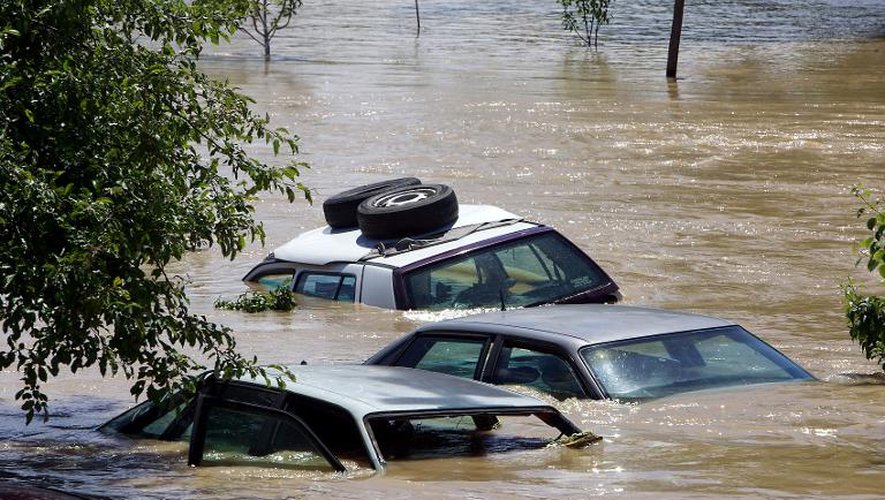 Des véhicules flottant suite aux inondations et crues dans le village de Gunja en Croatie, le 18 mai 2014