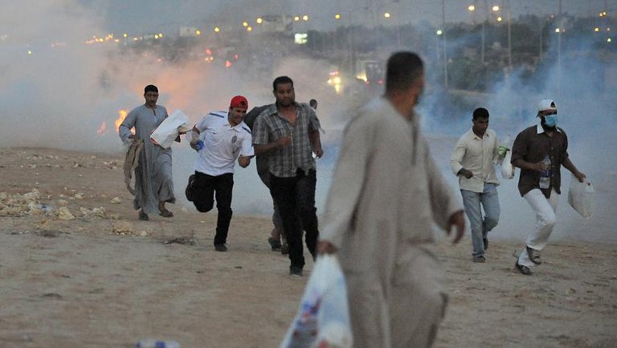 Des partisans de Mohamed Morsi fuient les combats avec la police, dans le quartier de Giza au sud du Caire, le 2 août 2013