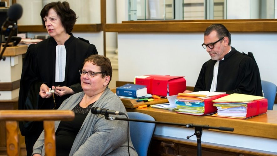 La mère jugée pour un octuple infanticide Dominique Cottrez (c) et ses avocats Franck Berton (d) et Marie-Hélène Carlier à la cour d'assises de Douai le 25 juin 2015