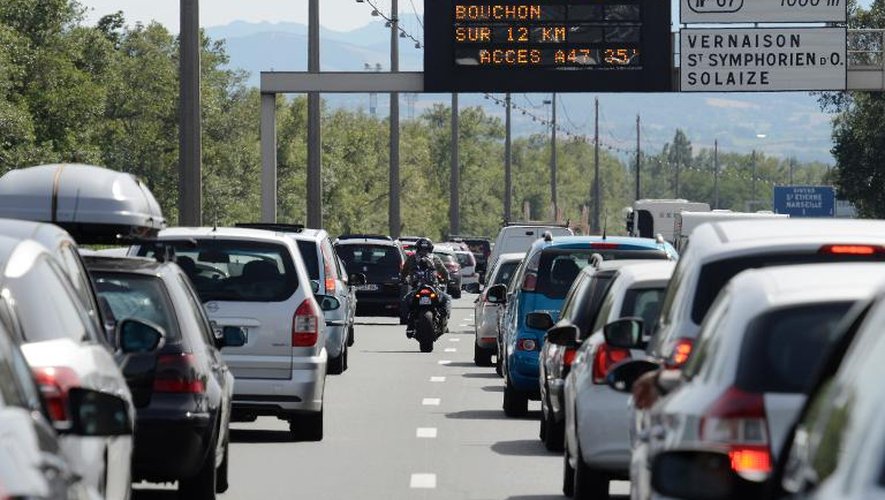 Des automobilistes sont à l'arrêt sur l'autoroute, le 2 août 2013 à proximité de Lyon