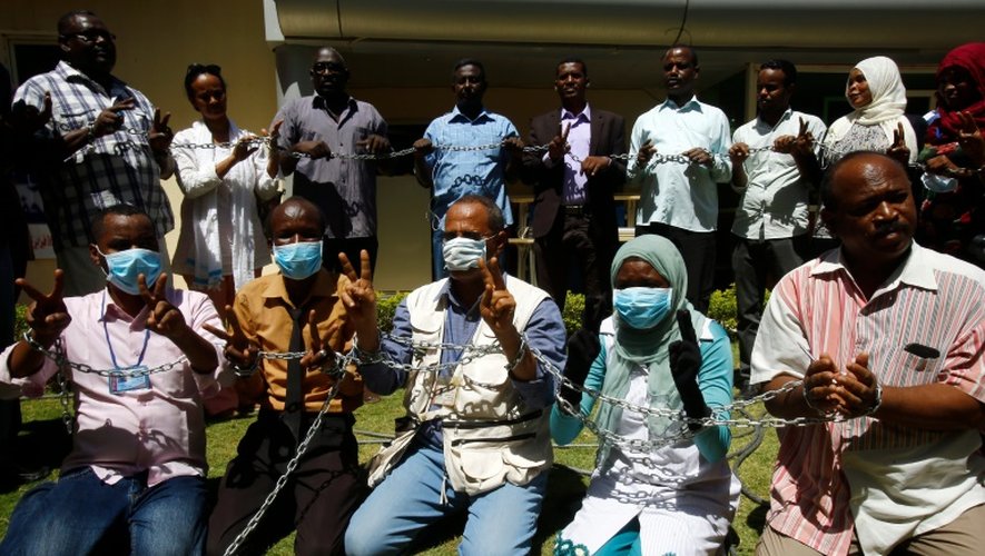 Des journalistes soudanais manifestent le 1er mars 2016, enchaînés devant le siège du journal indépendant Al-Tayar à Karthoum au Soudan, contre l'interdiction de publication décidée par le Service national du renseignement et de la sécurité