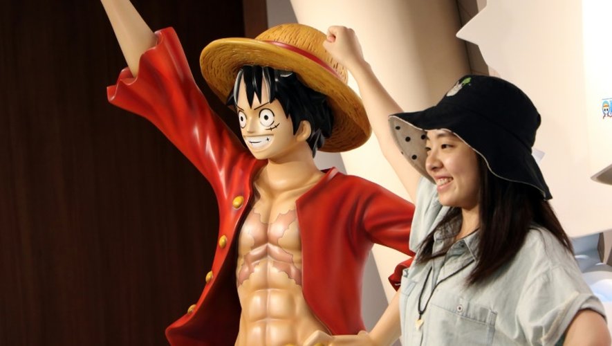 Une fan pose à côté de Monkey D. Luffy, le héros du manga "One Piece", le 16 juin 2015 à Tokyo