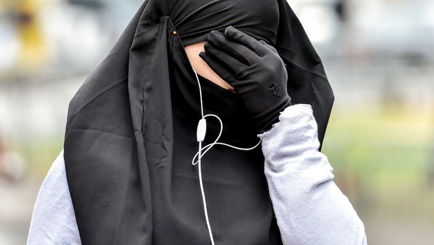 Une femme musulmane le 12 juin 2015 dans une rue de Lille