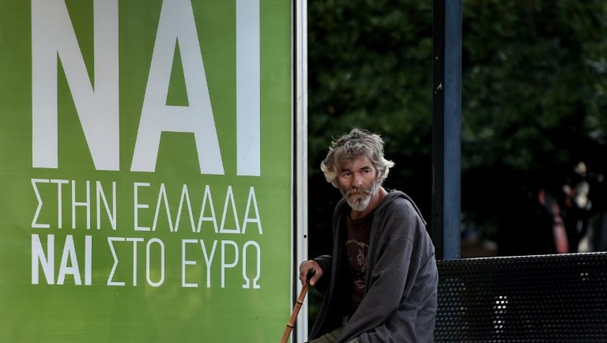 "Oui à la Grèce, oui à l'euro" proclame une affiche sur un abribus, le 2 juillet 2015 à Athènes