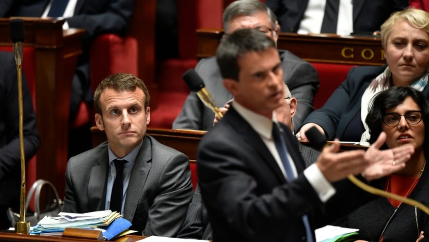Le ministre de l'Economies Emmanuel Macron et le Premier ministre Manuel Valls le 12 mai à l'Assemblée nationale à Paris