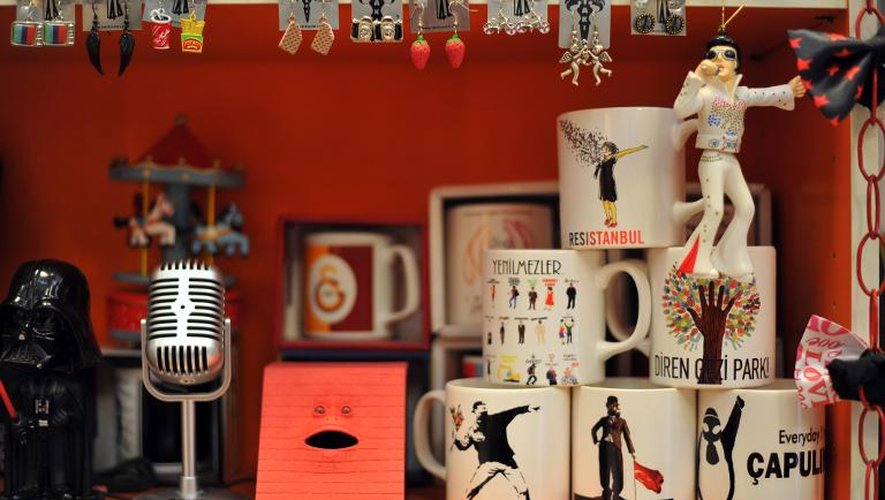 Des mugs rendant hommage à la révolte du parc Gezi sont en vente dans un magasin d'Istanbul, le 31 juillet 2013