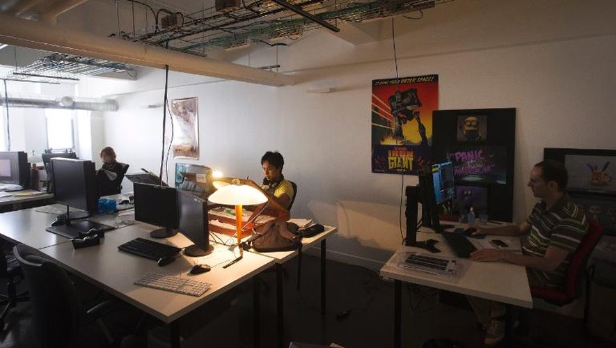 Des créatifs travaillent à un storyboard, le 1er août 2013 au studio Mac Guff, à Paris