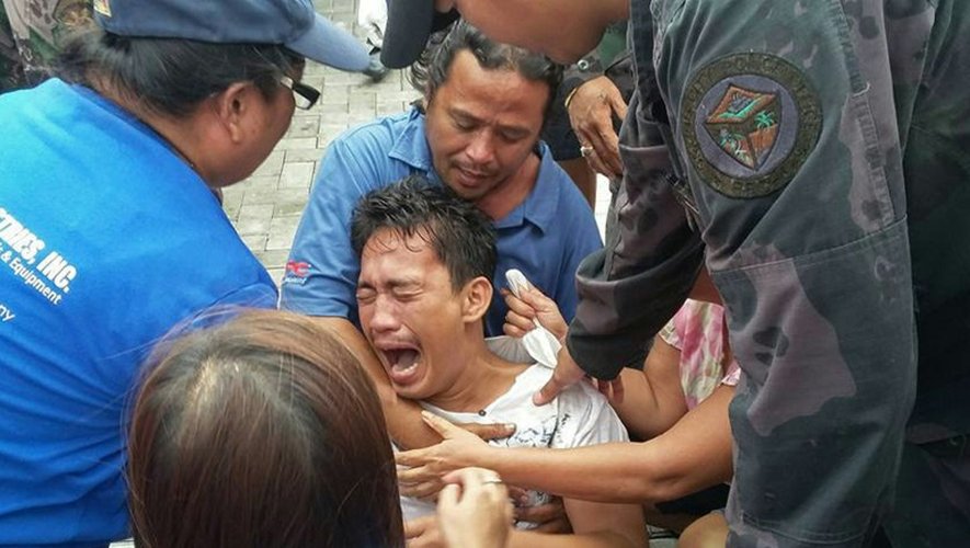 Un survivant du naufrage d'un ferry à son arrivée à Ormoc City aux Philippines