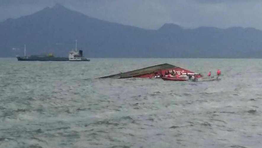 Les secours tentent de récupérer des passagers après le naufrage d'un ferry le 2 juillet 2015 entre l'île de Leyte et l'île de Camotes aux Philippines