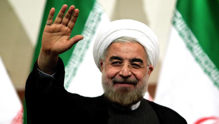 Hassan Rohani salue ses partisans, le 17 juin 2013 à Téhéran