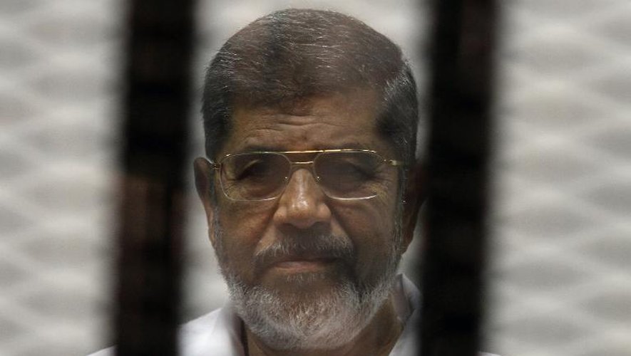 Portrait du président islamiste Mohamed Morsi destitué par l'armée, daurant son procès, le 8 mai 2014