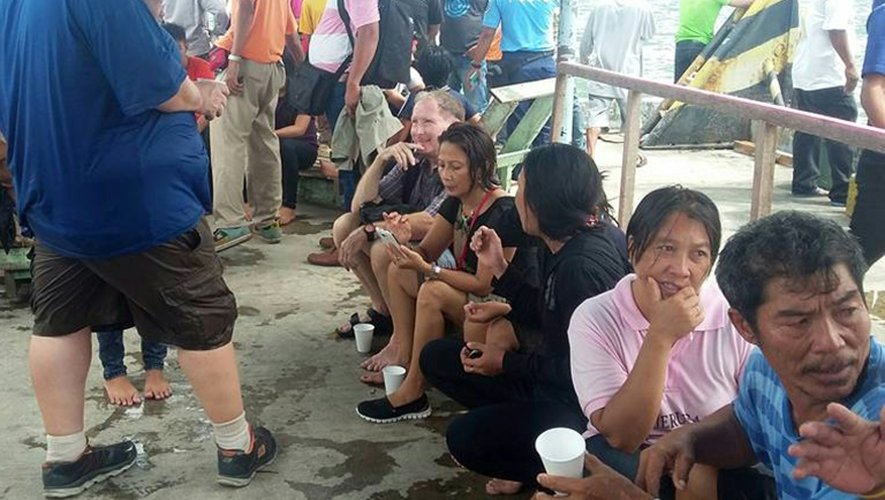 Les survivants du naufrage d'un ferry à son arrivée à Ormoc City aux Philippines