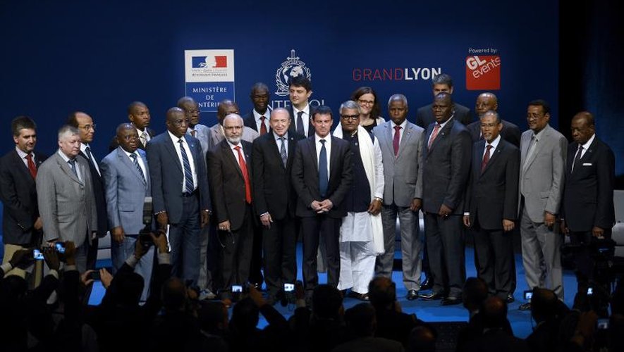 Le ministre de l'Intérieur Manuel Valls et le maire de Lyon Gérard Collomb pose le 8 juillet 2013 à Lyon avec des ministres de pays membres d'Interpol