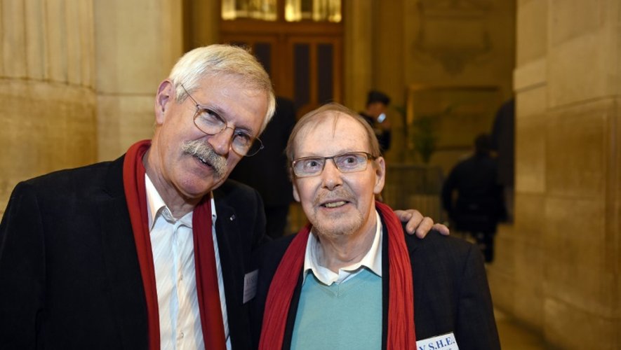 Philippe Stabler (g), président de l'association des surriradiés d'Epinal, et le vice-président de l'association Jean-Claude Lercier à la cour d'appel de Paris le 2 avril 2015