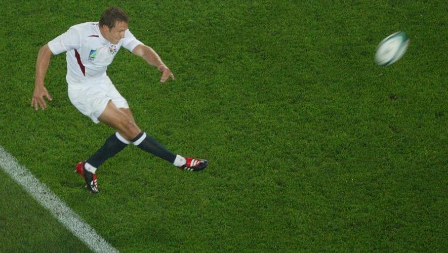L'Anglais Jonny Wilkinson frappe le ballon lors de la demi-finale de la Coupe du monde de rugby contre la France, le 16 novembre 2003 à Sydney