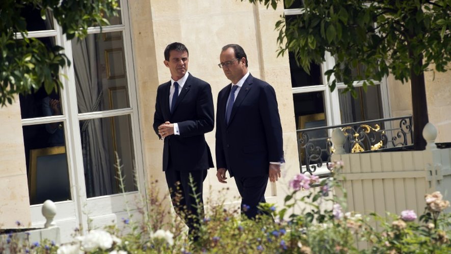 Le président français François Hollande (d) et son Premier ministre Manuel Valls au palais de l'Elysée à Paris, le 16 juin 2015