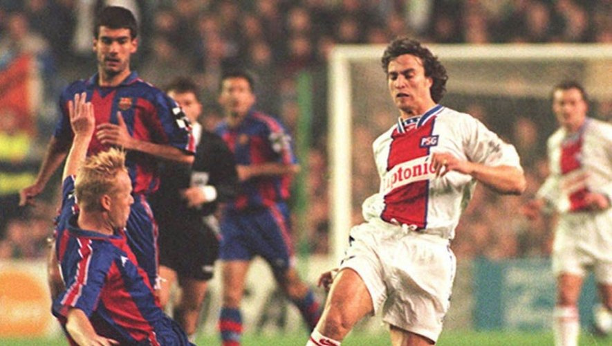 David Ginola avec le PSG contre le FC Barcelone au Camp Nou, le 1er mars 1995