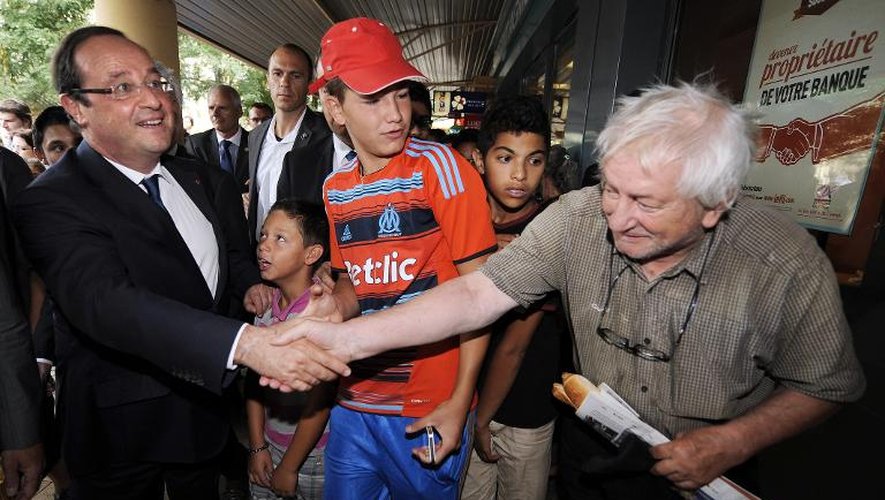 François Hollande serre la main d'un habitant d'Auch le 3 août 2013