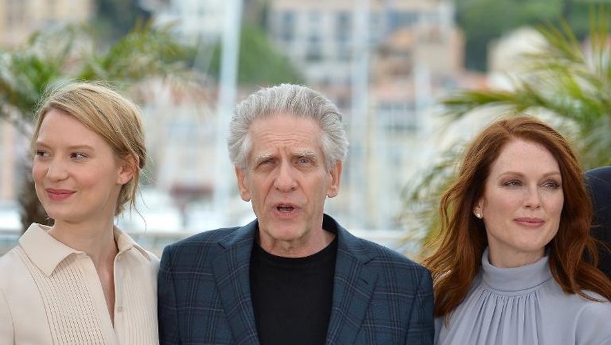 (de g à d) L'actrice australienne Mia Wasikowska, le réalisateur David Cronenberg et l'actrice américaine Julianne Moore lors de la présentation de "Maps to the Stars" à Cannes le 19 mai 2014