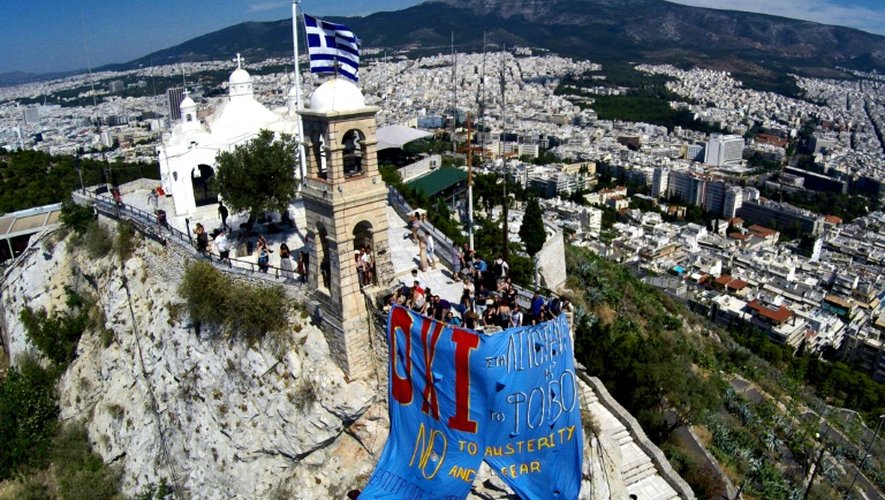Une bannière appelant à voter non au référendum, le 2 juillet 2015 sur le Lycabette, une colline qui surplombe Athènes
