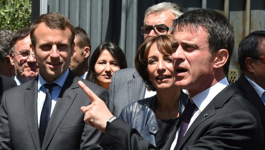 Le Premier ministre français Manuel Valls (d) et le ministre de l'Economie Emmanuel Macron (g) à Privas, dans le sud-est de la France, le 20 mai 2016